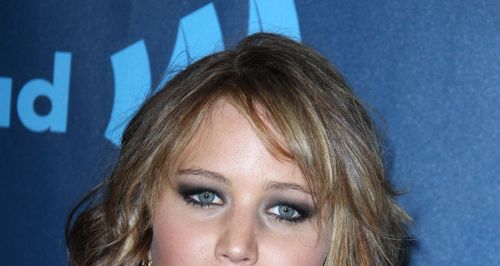 Jennifer Lawrence ser härligt hård ut i denna sminkning till hennes i övrigt ganska "söta" look. 